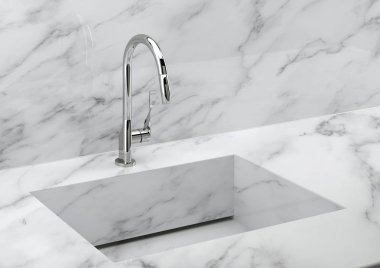 Bulanık mutfağın önündeki ahşap masa.