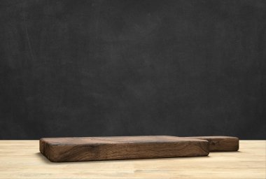 Bulanık mutfağın önündeki tahta kesme tahtasıyla ahşap masa üstü - 3 boyutlu Görüntü