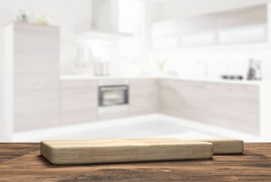 Bulanık mutfağın önündeki tahta kesme tahtasıyla ahşap masa üstü - 3 boyutlu Görüntü