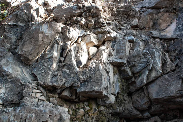 Kamienny osad z połamanymi kamieniami odbijającymi światło słoneczne — Zdjęcie stockowe