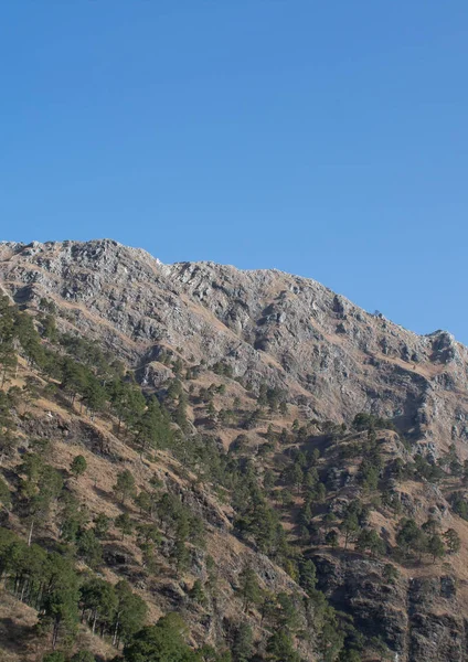 Vista de retrato de un plano de la cima de la montaña desde un ángulo bajo con vasta — Foto de Stock