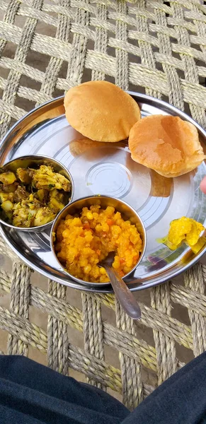 Indyjski Talerz Dwoma Warzywami Kalafior Poori Słodki Deser Koncepcja Życia — Zdjęcie stockowe