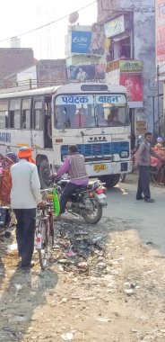 Uttar Pradesh India - 13 Aralık 2018 UP 'nin birçok bölümünde toplu taşıma için hala kötü durumda olan eski bir özel otobüs.