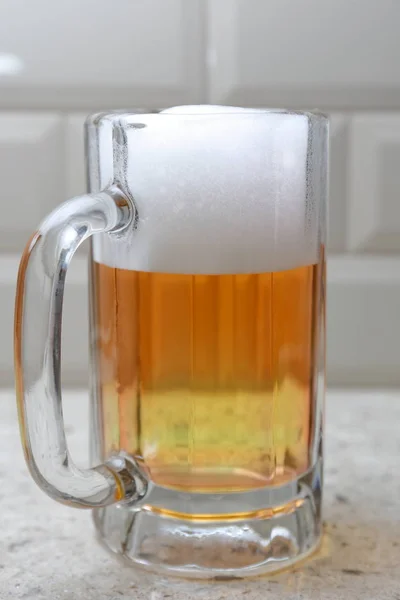 Cerveja espumosa em caneca — Fotografia de Stock