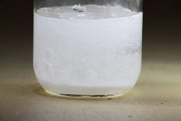 White Powder Reacting in Liquid — Stock Photo, Image