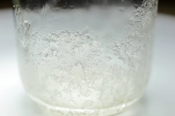 Cristales de acetato de sodio en un frasco de vidrio Imagen De Stock