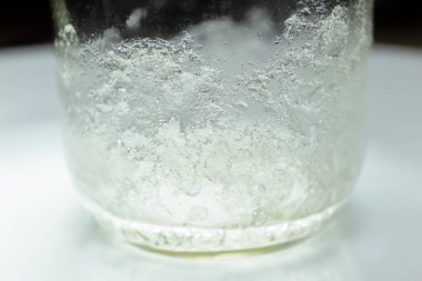 Cam Kavanozda Sodyum Asetat Kristalleri