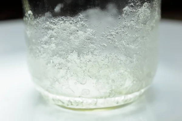 Cristais de acetato de sódio em um frasco de vidro — Fotografia de Stock