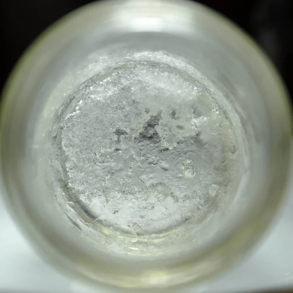 玻璃罐中的醋酸钠晶体 — 图库照片