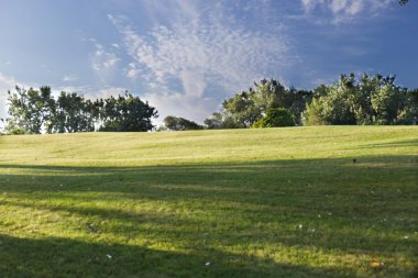 yeşil alan mavi gökyüzü