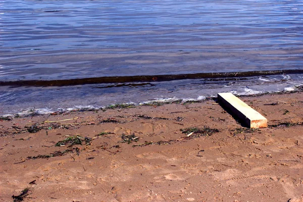 Речной Пляж Лат Столами Небольшими Волнами Чистой Водой Мокрым Песком — стоковое фото
