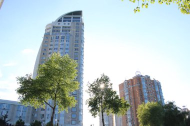 Mimari bilding, ağaçlar ve mavi gökyüzü ile Outdor bahar