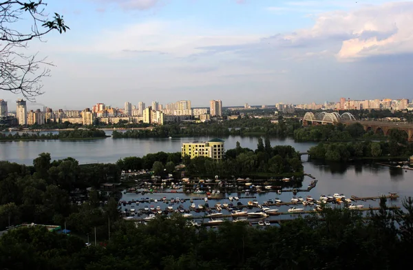 俯瞰河流和建筑天际线的城市景观 — 图库照片