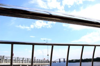 Bulutlu mavi gökyüzü arka plan üzerinde Metal korkuluklar. İnsanlar olmadan Açık cityscape fotoğraf.