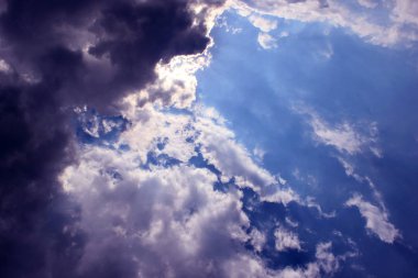 Mavi bulutlu gökyüzü, ışınları ile. Skyscape güneş doğa yaz arka plan insanlar olmadan