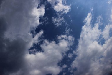 Mavi bulutlu gökyüzü, ışınları ile. Skyscape güneş doğa yaz arka plan insanlar olmadan