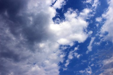 Mavi bulutlu gökyüzü, ışınları ile. Skyscape güneş doğa yaz arka plan insanlar olmadan