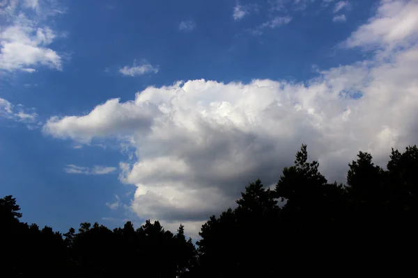 Modrá Oblačna Nebe Paprsky — Stock fotografie
