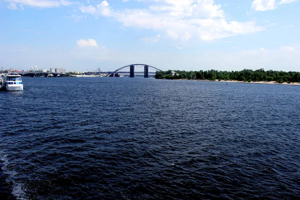 光沢のある水と青い夏の空と川の街並み 背景に橋 人がいない風景 — ストック写真