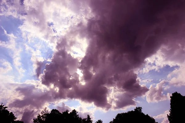 Modrá Oblačna Nebe Paprsky Sluneční Paprsky Skyscape Létě Pozadí Bez — Stock fotografie
