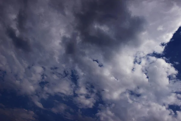 Modrá Oblačna Nebe Paprsky Sluneční Paprsky Skyscape Létě Pozadí Bez — Stock fotografie