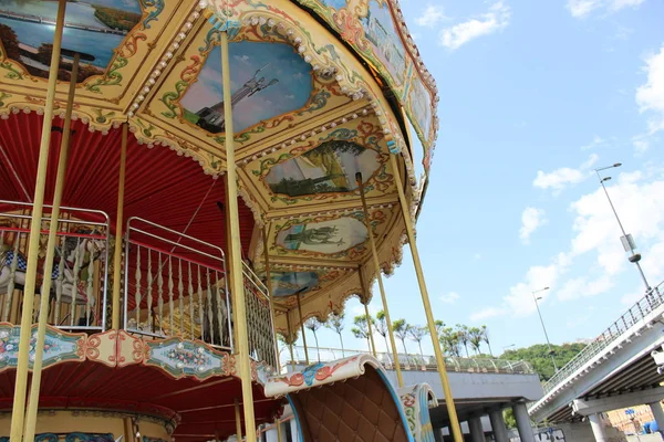 Karuselský Karnevalový Ročník Nádherými Světlými Koňmi Parku Venku Modrém Letním — Stock fotografie
