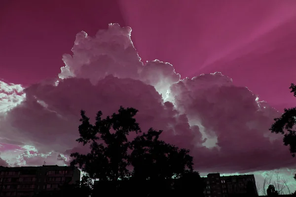 Modrá Oblačna Nebe Paprsky Sluneční Paprsky Skyscape Létě Pozadí Bez — Stock fotografie