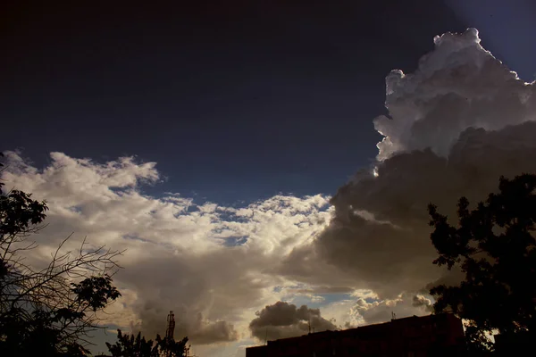 Kék Felhős Égbolt Sugarakkal Skyscape Napsütés Természet Nyári Háttér Emberek — Stock Fotó