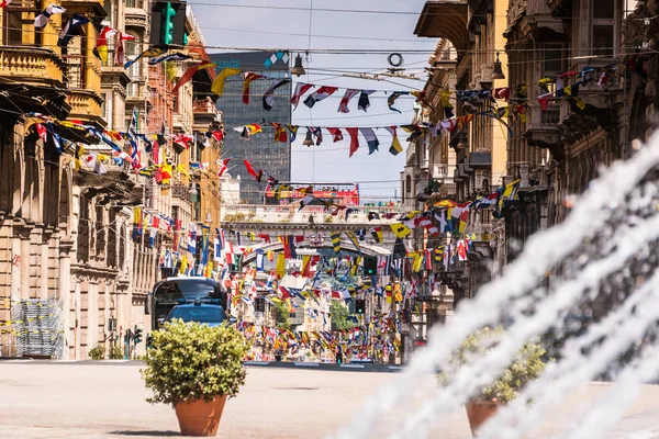 Renkli bayraklar ile şehir gezinti. Cenova sokak Via Xx Settembre, Liguria, İtalya, Avrupa