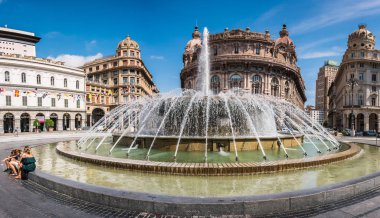 Cenova İtalya merkezinde Piazza Raffaele de Ferrari Üzerinde Çeşme