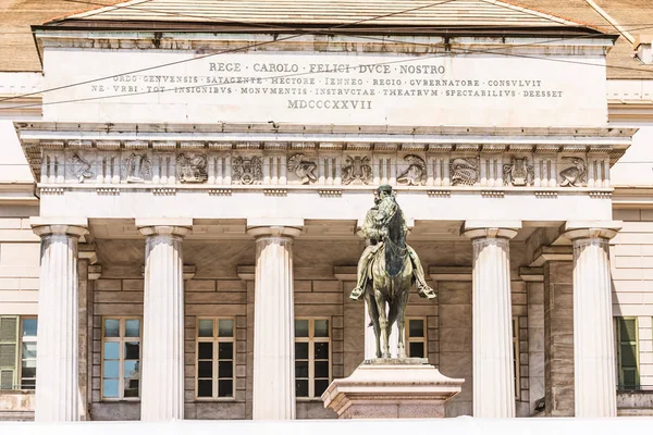 La statua in bronzo di Giuseppe Garibaldi a cavallo e il Teatro Carlo Felice a Genova — Foto Stock