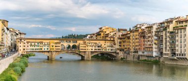 Floransa Ponte Santa Trinita Arno Nehri ve ortaçağ taş köprü Ponte Vecchio görünümü, Toskana, İtalya