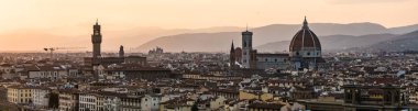 Piazzale Michelangelo'dan Floransa'nın uzun panoramik manzarası. Arno nehri, bazilika, katedral, Palazzo Vecchio ile Cityscape panorama. İtalya