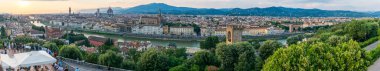 Piazzale Michelangelo'dan Floransa'nın uzun panoramik manzarası. Arno nehri, bazilika, katedral, Palazzo Vecchio ile Cityscape panorama. İtalya