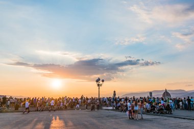 Piazzale Michelangelo yaz gün batımı nda Floransa panorama izlerken insanlar - Toskana capitol, İtalya, Europa panoramik manzarasına sahip en iyi yer.