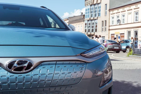 Hyundai Kona Electric - e-mobilite anlamına gelir e harfi ile ön araba görünümü