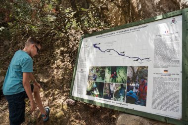 Çocuk bahar hakkında bilgi tablosu okuma - su kaynağı, Oliena, Nuoro, Sardunya, İtalya