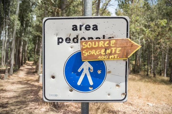 Zona pedonale, la zona pedonale, piena di fori di proiettile, Sardegna, Italia — Foto Stock