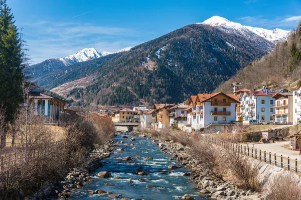 Ποταμός Noce Περιβάλλεται Από Λόφους Χιονισμένα Βουνά Ιταλικές Άλπεις Στην — Φωτογραφία Αρχείου