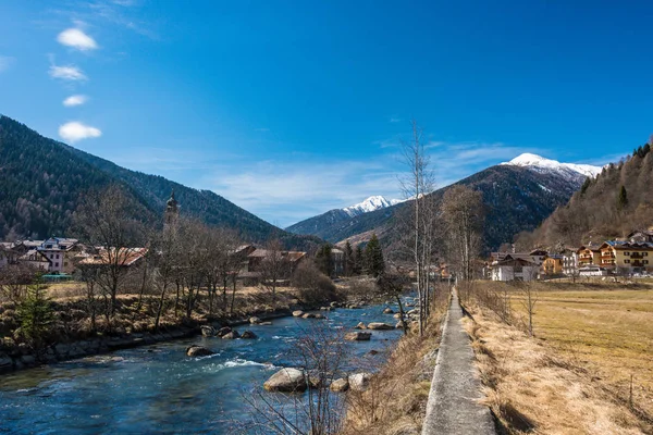 Rivière Noce Entourée Collines Avec Des Montagnes Enneigées Alpes Italiennes — Photo