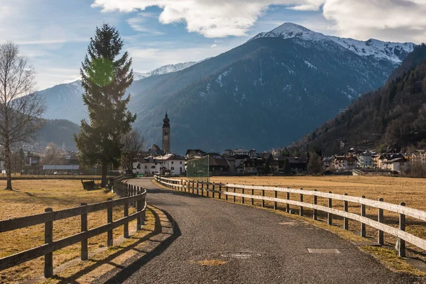 Route Clôturée Avec Une Clôture Bois Menant Village Alpin Ciel — Photo