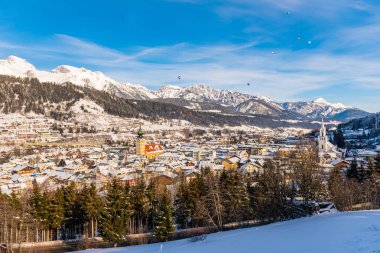 Schladming, Avusturya üzerinde balonlar ve karla kaplı dağlar