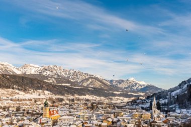Schladming, Avusturya üzerinde balonlar ve karla kaplı dağlar