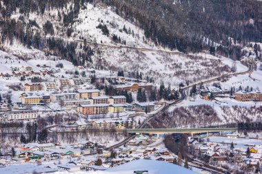 Schladming Şehir Manzarası - karla kaplı şehir. Schladming kayak merkezi - Dachstein bölgesi, Styria, Avusturya, Avrupa