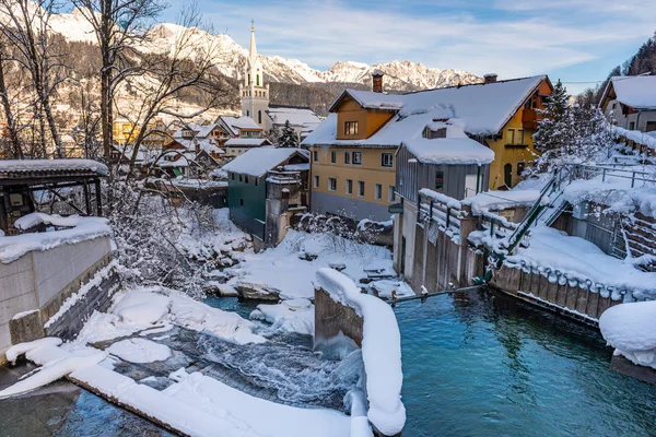 Petite centrale hydroélectrique à Schladming. Paysages d'hiver et montagnes alpines enneigées, Styrie, Autriche, Europe . — Photo