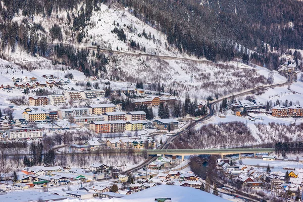 Schladming Şehir Manzarası - karla kaplı şehir. Schladming kayak merkezi - Dachstein bölgesi, Styria, Avusturya, Avrupa