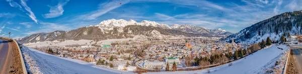 Vue panoramique sur les ballons et les montagnes enneigées au-dessus de Schladming, Autriche — Photo