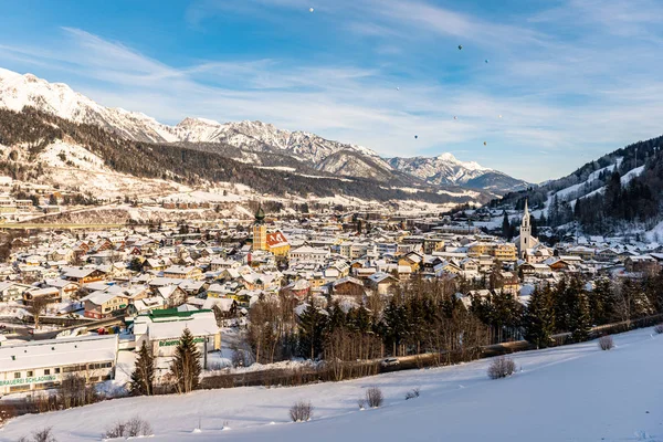 Schladming, Avusturya üzerinde balonlar ve karla kaplı dağlar — Stok fotoğraf