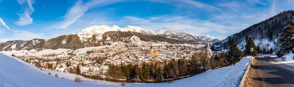 Τα μπαλόνια και τα χιονισμένα βουνά πάνω από το Σλάμινγκ. Πανοραμική θέα στο χιονοδρομικό κέντρο της περιοχής Στυρία, Αυστρία, Ευρώπη — Φωτογραφία Αρχείου