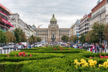 Prag'ın merkezi: Wenceslas Meydanı, Saint Wenceslas'ın binicilik heykeli, Prag'daki Neorenaissance Ulusal Müzesi. Başkent f Çek Cumhuriyeti'nin tarihi merkezindeki binalar, sokaklar, yol yürüyüşleri, evler, Orta Avrupa.